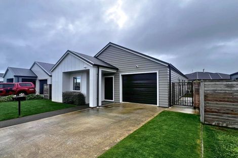 Photo of property in 16 Koru Loop, Paraparaumu, 5032