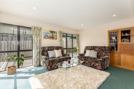 Photo of property in 31 Lanyon Place, Whitby, Porirua, 5024