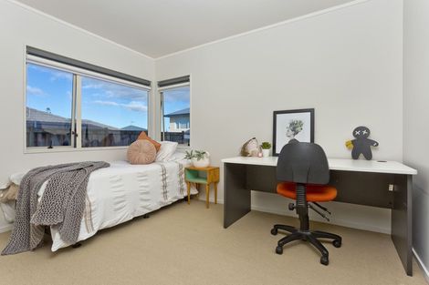 Photo of property in 2/12 Mossop Rise, Glenfield, Auckland, 0629