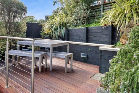 Photo of property in 27 Kellsmere Crescent, Island Bay, Wellington, 6023