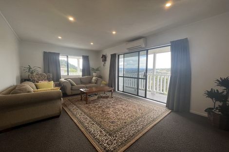 Photo of property in 18 Saint Aidans Way, Tawa, Wellington, 5028