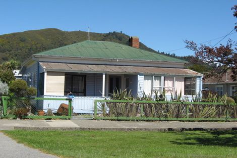 Photo of property in 70 Broadway, Picton, 7220