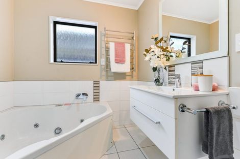 Photo of property in 16 Glendale Drive, Dinsdale, Hamilton, 3204