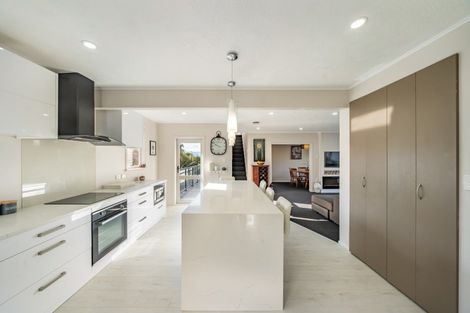 Photo of property in 7 Pokohiwi Road, Normandale, Lower Hutt, 5010