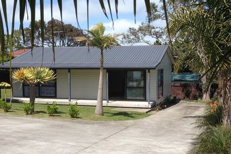 Photo of property in 21 Lantana Road, Green Bay, Auckland, 0604
