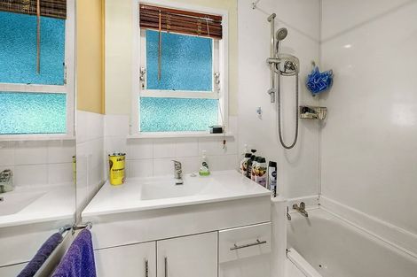 Photo of property in 68 Divich Avenue, Te Atatu South, Auckland, 0610