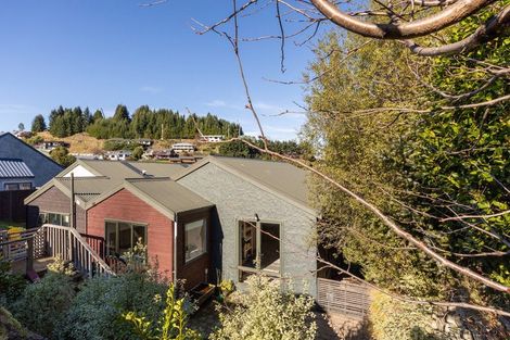 Photo of property in 8 Wye Place, Fernhill, Queenstown, 9300