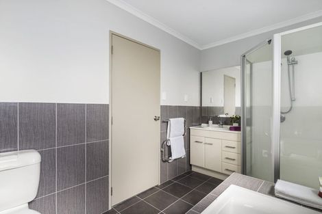 Photo of property in 127 Keri Vista Rise, Papakura, 2110