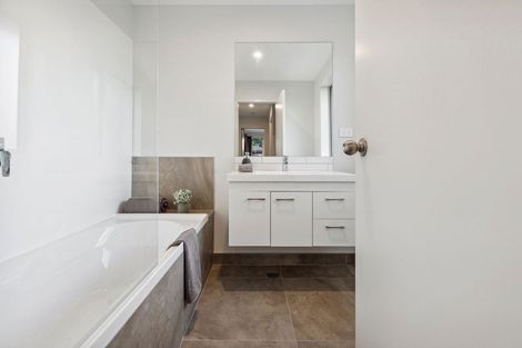 Photo of property in 4b Bosun Place, Te Atatu Peninsula, Auckland, 0610