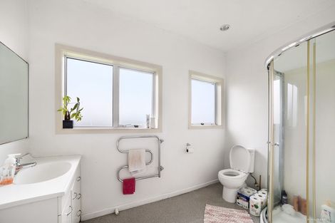 Photo of property in 320 Glenfield Road, Glenfield, Auckland, 0629