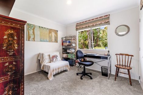 Photo of property in 1/4 Roberts Road, Matakatia, Whangaparaoa, 0930