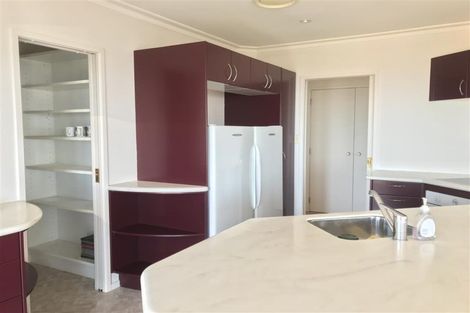 Photo of property in 5 Shearwater Rise, Rothesay Bay, Auckland, 0630