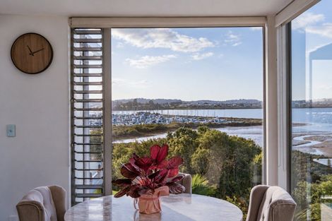 Photo of property in 28 Mansion Court, West Harbour, Auckland, 0618