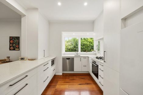 Photo of property in 16 Albemarle Road, Northland, Wellington, 6012