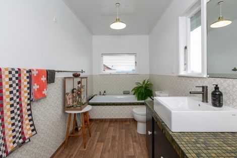 Photo of property in 34 Fitzroy Road, Bluff Hill, Napier, 4110