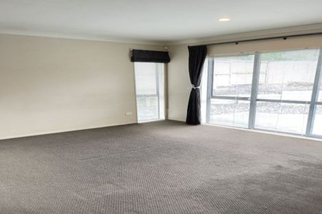 Photo of property in 4 Walter Haddrell Crescent, Flat Bush, Auckland, 2016