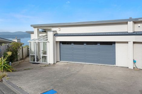 Photo of property in 28 Bennett Grove, Newlands, Wellington, 6037