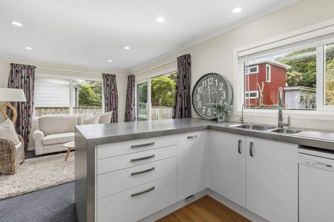 Photo of property in 60 Airlie Road, Plimmerton, Porirua, 5026