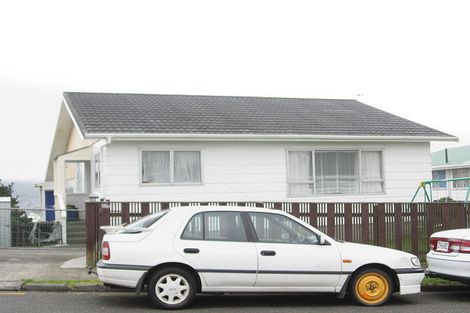 Photo of property in 52b Edgecombe Street, Newlands, Wellington, 6037