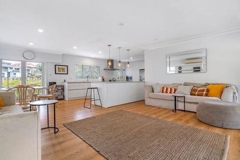 Photo of property in 13 Hartles Place, Mellons Bay, Auckland, 2014