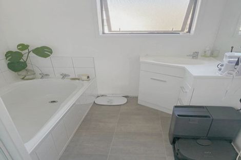 Photo of property in 2 Sheehan Road, Te Atatu South, Auckland, 0610