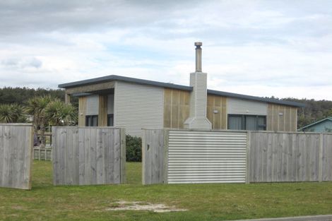 Photo of property in 28 Kent Avenue, Waitarere Beach, Levin, 5510