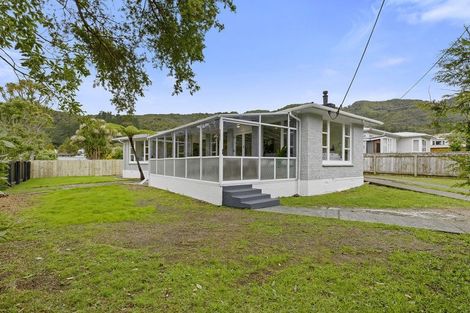 Photo of property in 27 Lees Grove, Wainuiomata, Lower Hutt, 5014