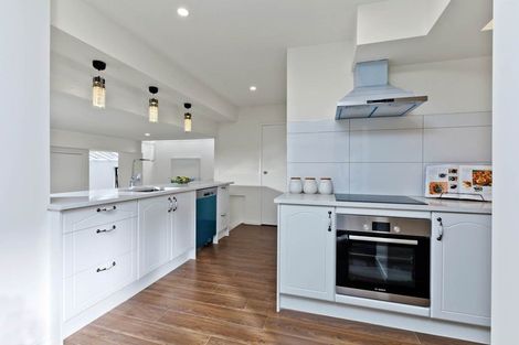 Photo of property in 2/51 Seaton Road, Murrays Bay, Auckland, 0630