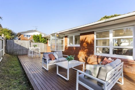 Photo of property in 3/166 East Coast Road, Forrest Hill, Auckland, 0620