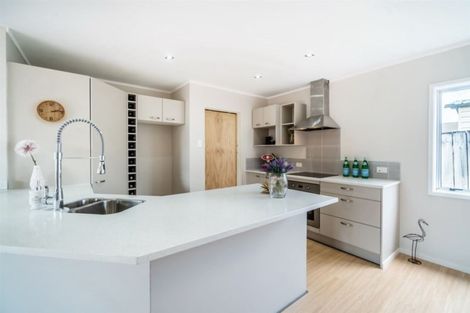 Photo of property in 2/210 Sunnynook Road, Totara Vale, Auckland, 0627