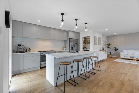 Photo of property in 43 Coutts Way, Fitzherbert, Palmerston North, 4410