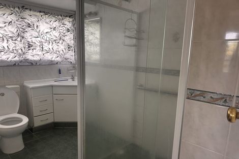 Photo of property in 261 Wairau Road, Totara Vale, Auckland, 0627