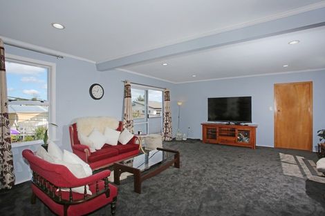 Photo of property in 3 Hillary Heights Avenue, Glendene, Auckland, 0602