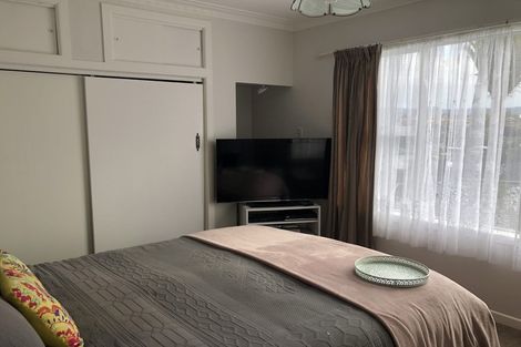 Photo of property in 11 Castaing Crescent, Te Atatu South, Auckland, 0610