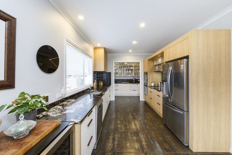 Photo of property in 124 Johnstone Drive, Fitzherbert, Palmerston North, 4410