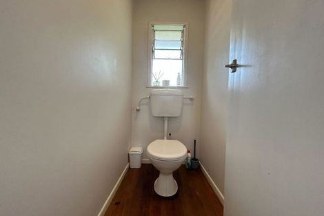 Photo of property in 33 Pupuke Road, Birkenhead, Auckland, 0627