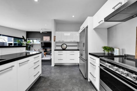 Photo of property in 14 Shearer Drive, Oakura, 4314