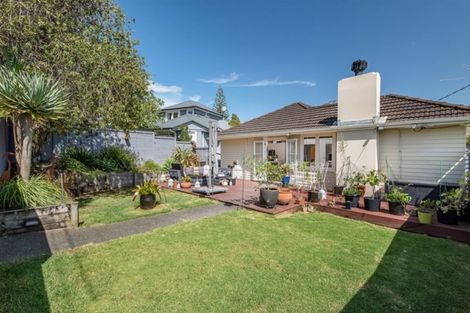 Photo of property in 1/30 Selwyn Crescent, Forrest Hill, Auckland, 0620