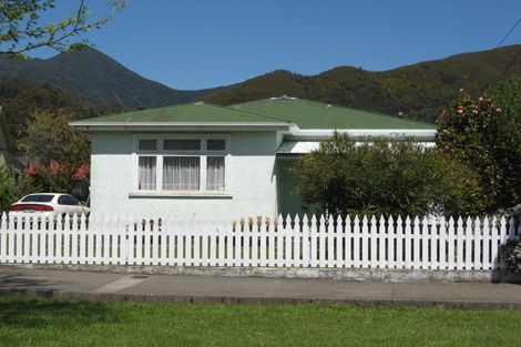 Photo of property in 68 Broadway, Picton, 7220