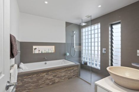 Photo of property in 305 Sturges Road, Henderson Valley, Auckland, 0612