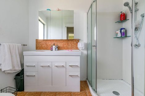 Photo of property in 34 Pahi Place, West Harbour, Auckland, 0618