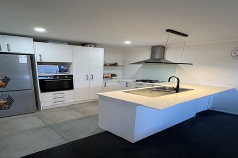 Photo of property in 32 Whareatua Avenue, Takanini, 2112