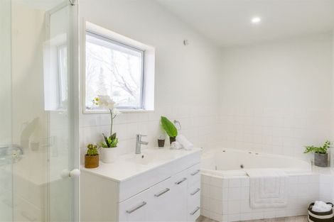 Photo of property in 27 Middlepark Road, Sockburn, Christchurch, 8042