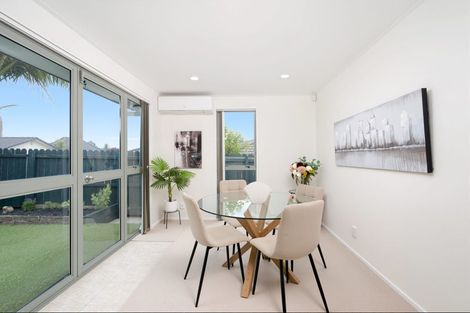 Photo of property in 28 Heversham Place, Glendene, Auckland, 0602