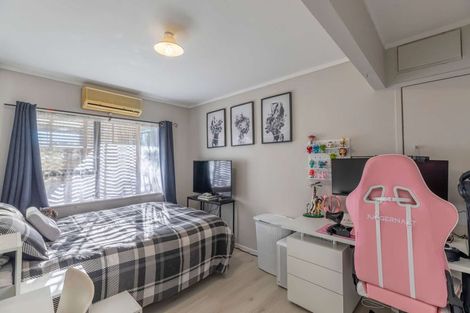 Photo of property in 2/23 Flaunty Place, West Harbour, Auckland, 0618