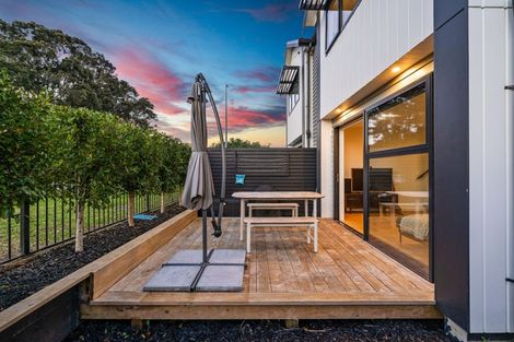Photo of property in 3/111 Hobsonville Road, West Harbour, Auckland, 0618