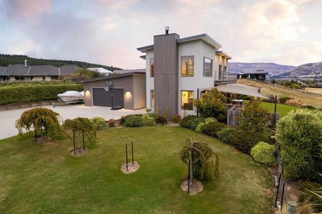 Photo of property in 28 Minaret Ridge, Wanaka, 9305