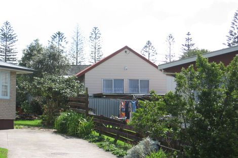 Photo of property in 17 Sarona Avenue, Glen Eden, Auckland, 0602