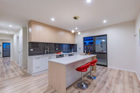 Photo of property in 1 Vinistra Road, Kumeu, 0810