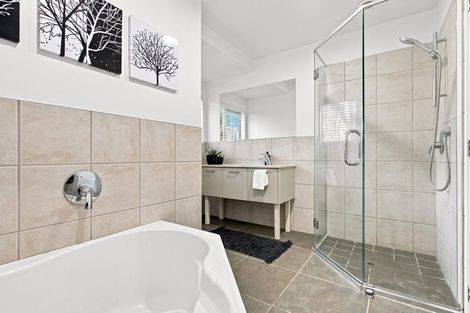 Photo of property in 13 Beaudine Avenue, Glenfield, Auckland, 0629